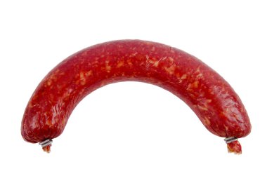 Tütsülenmiş sosis beyaza izole edilmiş.