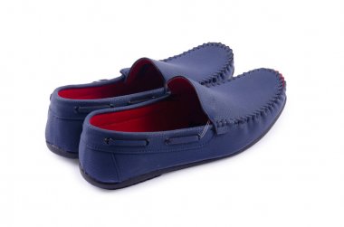 Mavi deri ayakkabılar beyaz izole adam için