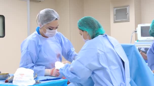 Squadra chirurgica che esegue un'operazione chirurgica . — Video Stock