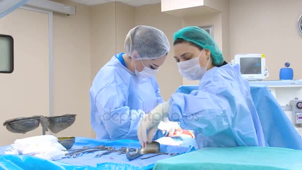 Chirurgisch team chirurgie bewerking. — Stockvideo
