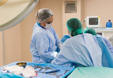 Ameliyat ekibi cerrahi işlemi gerçekleştirerek. Doktor performans s