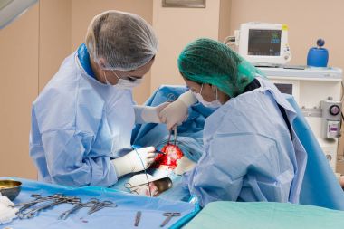 Ameliyat ekibi cerrahi işlemi gerçekleştirerek. Doktor performans s