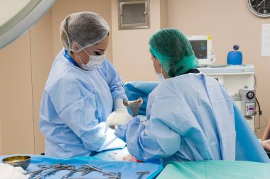 Ameliyat ekibi cerrahi işlemi gerçekleştirerek. Doktor performans s