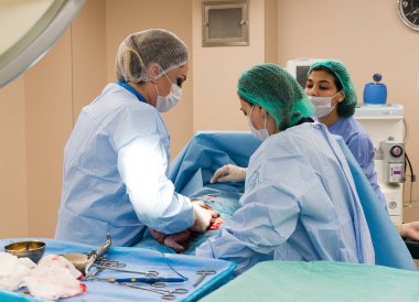 Ameliyat ekibi cerrahi işlemi gerçekleştirerek. Doktor performans s