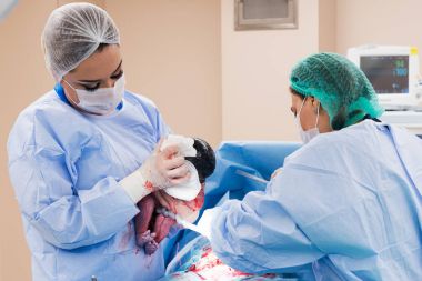 Ameliyat ekibi cerrahi işlemi gerçekleştirerek. Doktor performans s