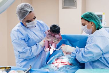 Ameliyat ekibi cerrahi işlemi gerçekleştirerek. Doktor performans s