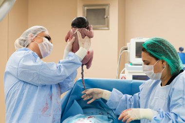 Ameliyat ekibi cerrahi işlemi gerçekleştirerek. Doktor performans s