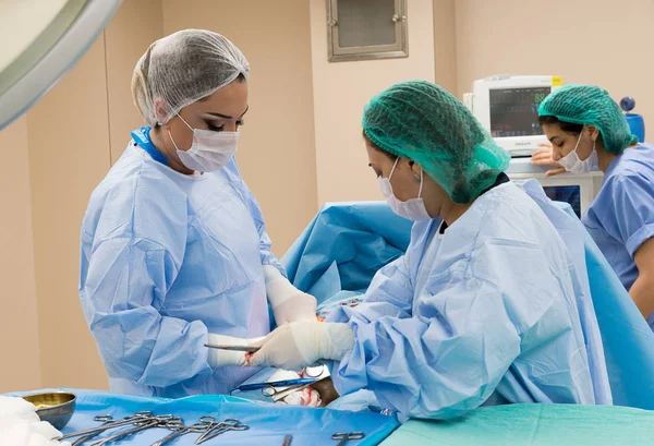 Equipe cirúrgica realizando cirurgia. Médico executando s — Fotografia de Stock