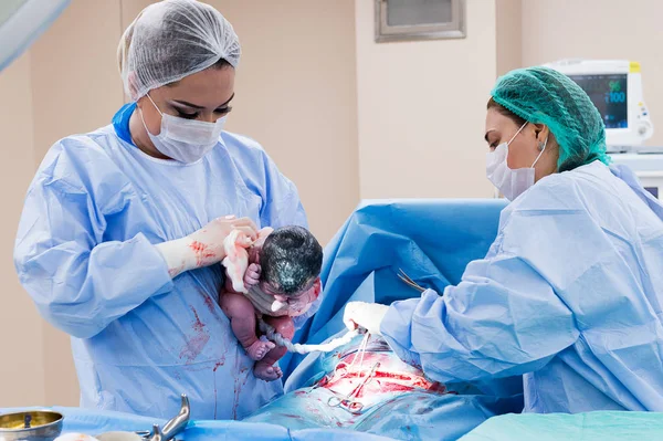 Ameliyat ekibi cerrahi işlemi gerçekleştirerek. Doktor performans s