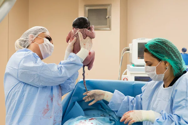 Ameliyat ekibi cerrahi işlemi gerçekleştirerek. Doktor performans s — Stok fotoğraf