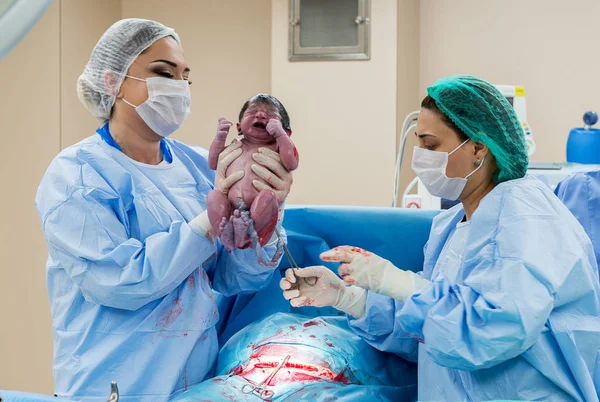 Equipe cirúrgica realizando cirurgia. Médico executando s — Fotografia de Stock