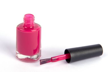 Beyaz arka planda tırnak cilası şişesi.