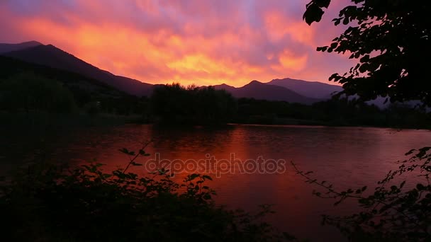 Gouttes de pluie à la surface du lac au coucher du soleil — Video