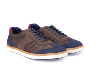 Beyaz izole kahverengi erkek spor ayakkabı