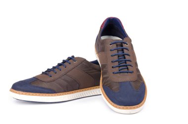 Beyaz izole kahverengi erkek spor ayakkabı