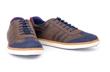 Beyaz izole kahverengi erkek spor ayakkabı