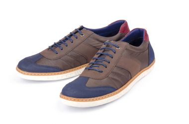 Beyaz izole kahverengi erkek spor ayakkabı