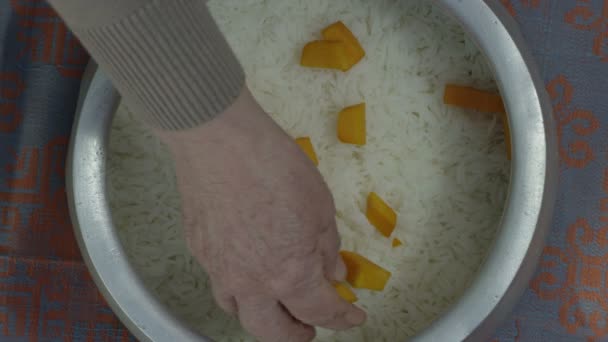 Προσθέτοντας κολοκύθι στο ρύζι. Μαγείρεμα παραδοσιακό τούρκικο φαγητό pila — Αρχείο Βίντεο