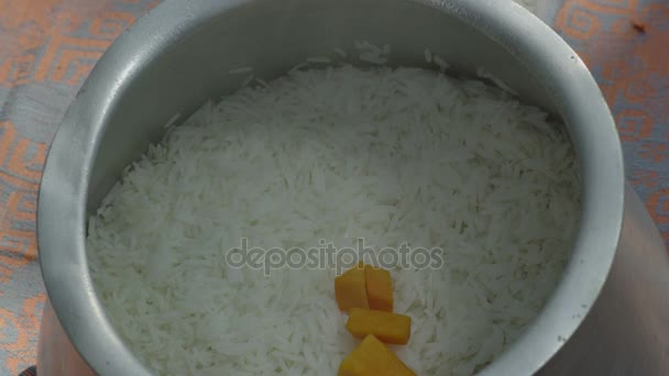 Adicionando abóbora ao arroz. Cozinhar pila comida tradicional turca — Vídeo de Stock
