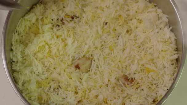 The cook opens the lid of the pan and takes the pilaf for tasting — Stock Video