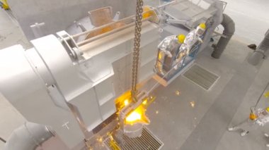 Metalurji bir bitki metal eritme erime işçiler. Erimiş metal dökmek