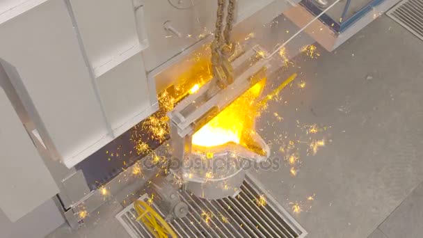 Arbeiter beim Schmelzen von Metall in einem metallurgischen Werk. geschmolzenes Metall verschüttet. — Stockvideo