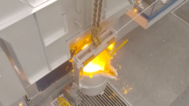 Workers melting metal Smelting in a metallurgical plant. Molten metal spill. — Stock Video