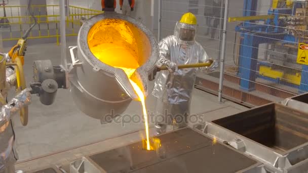Arbeiter beim Schmelzen von Metall in einem metallurgischen Werk. geschmolzenes Metall verschüttet — Stockvideo