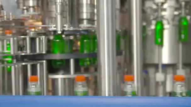 Bottelen van limonade in plastic flessen. Limonade flessenvervoer industrie. — Stockvideo