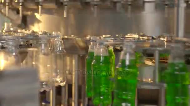 Egy üveg limonádé műanyag palackban. Limonádé palack szállítószalag ipar. — Stock videók