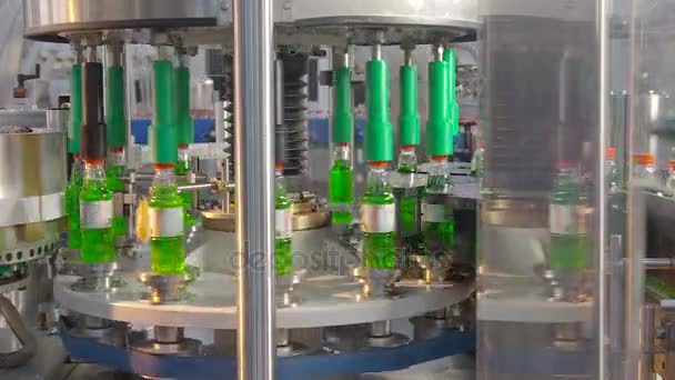 Bottling of lemonade in plastic bottles. Lemonade bottle conveyor industry. — Stock Video