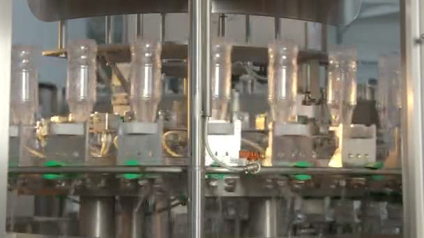 Processo de lavagem de garrafas de plástico. Indústria transportadora de garrafas de limonada . — Vídeo de Stock