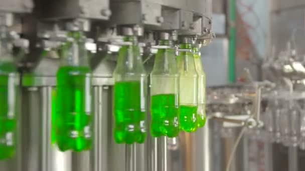 Embout de limonade dans des bouteilles en plastique. Industrie du convoyeur de bouteilles de limonade . — Video