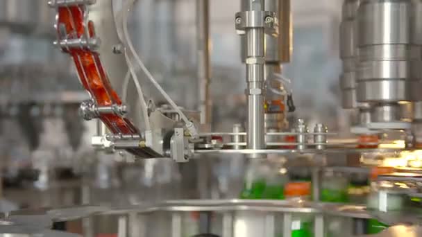 Engarrafamento de limonada em garrafas de plástico. Indústria transportadora de garrafas de limonada . — Vídeo de Stock