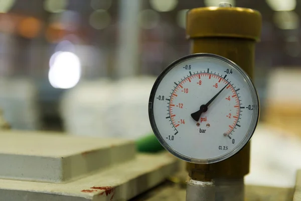 Primo piano di un misuratore di pressione su una macchina — Foto Stock