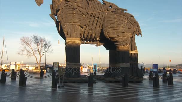 Trä trojansk häst i den staden centrerar av Çanakkale. — Stockvideo
