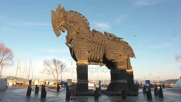 Drewniany koń trojański w mieście centrum Canakkale. — Wideo stockowe