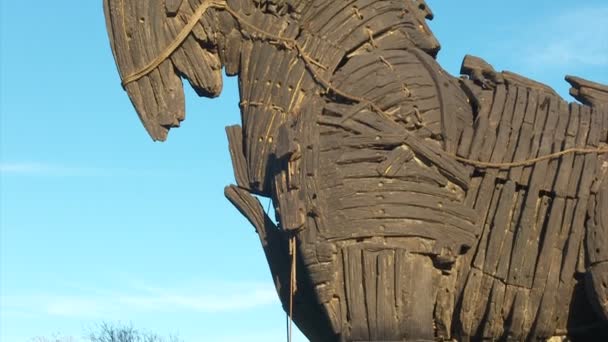 Holztrojanisches Pferd im Stadtzentrum von Canakkale. — Stockvideo