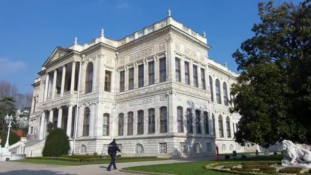 Le palais Dolmabahce fut commandé par le 31e sultan de l'Empire ottoman, Abdulmecid Ier, et construit entre 1843 et 1856. . — Video