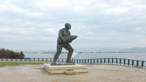 Monument van beroemde Turks korporaal, Seyit Cabuk (Seyit Onbasi) uitvoering een stuk geschut op Canakkale martelaren Memorial, Turkije. — Stockvideo