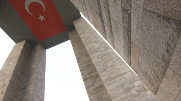 De Canakkale Martyrs Memorial is een monument ter herdenking van de dienst van over Turkse soldaten die nam deel aan de slag bij Gallipoli. — Stockvideo