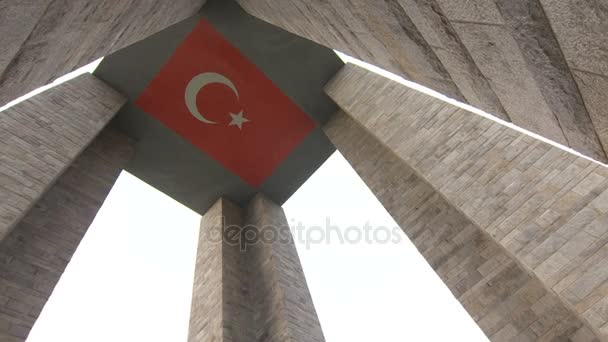 De Canakkale Martyrs Memorial is een monument ter herdenking van de dienst van over Turkse soldaten die nam deel aan de slag bij Gallipoli. — Stockvideo