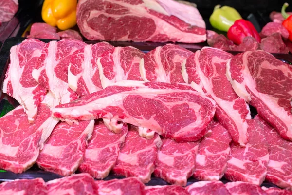 Taze çiğ et pazarında