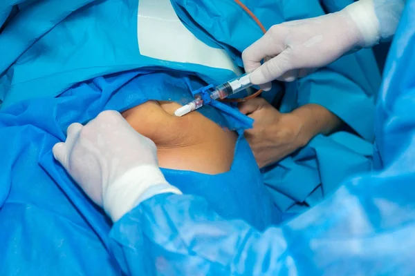 Travail du chirurgien dans le bloc opératoire . — Photo