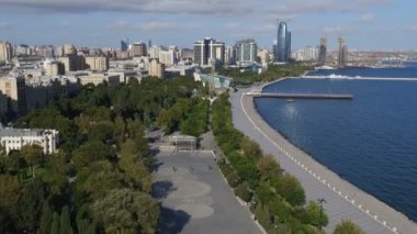 Havadan görünümü sahil şeridine ile Bakü'nün çok sayıda modern yüksek katlı binalar. Başkenti ve en büyük şehri Azerbaycan Bakü olduğunu.