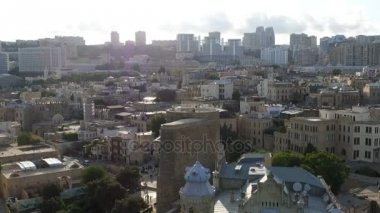 Havadan görünümü sahil şeridine ile Bakü'nün çok sayıda modern yüksek katlı binalar. Başkenti ve en büyük şehri Azerbaycan Bakü olduğunu.