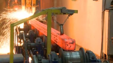 Konveyör üzerine sıcak çelik ingotlar. Döküm döküm işlemi, siyah Metalurji üretimi.