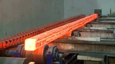 Konveyör üzerine sıcak çelik ingotlar. Döküm döküm işlemi, siyah Metalurji üretimi.