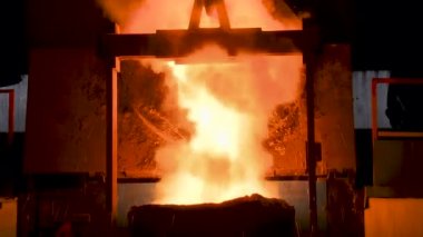 Erimiş metal fırın dışarı dökme. Yüksek fırın sıvı metalden. Erimiş metal döküm. Erimiş çelik dökme. Sıvı Çelik dökme.