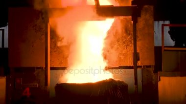 Erimiş metal fırın dışarı dökme. Yüksek fırın sıvı metalden. Erimiş metal döküm. Erimiş çelik dökme. Sıvı Çelik dökme.
